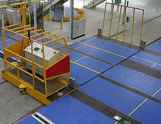 Transfer carriage with control panel and two decks/ plastic chain conveyors Transfer carriage with control panel and two decks with plastic chain conveyors, product can be distributed from one conveyor line to several routes or vice versa.