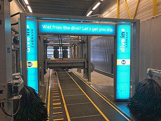 Ein blaubelechtete Einfahrt zu einem Carwash in Norwegen
