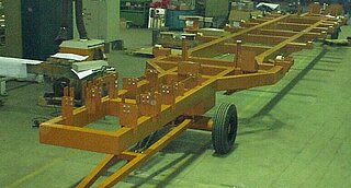 Installation and transport carriage for high-tension and control current channels of rail vehicles Installation and transport carriage for high-tension and control current channels of rail vehicles. Required assemblies and components can be positioned exactly on the carriage. The pre-assembly and transport carriage is then driven under the car body of the rail vehicle, where the parts can be finally assembled.