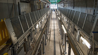 Opened pit covers are used as fall protection Opened lateral working pits on both sides. Opened pit covers are used as fall protection.