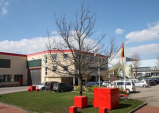 Eine Eiche vor dem Firmengebäude von MINDA