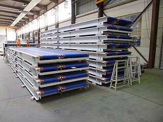 Plastic chain conveyor Plastic chain conveyors with blue chain: two stacks side by side. On the left side 4 plastic chain conveyors are stacked on top of each other, on the right side there are 8.