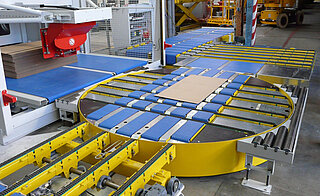 Turntable with plastic chain conveyor and angular transfer In the centre oft he picture there is a turntable with plastic chain conveyor and angular transfer. In the foreground there is a chain conveyor with 4 chain belts, in the background a angular transfer unit and a plastic chain conveyor. On the left you can see a further plastic chain conveyor.