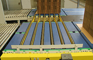 Angular transfer unit; combination plastic chain conveyor - chain conveyor Angular transfer unit; combination plastic chain conveyor - chain conveyor: The angular transfer unit connects two conveyor sections, this means the angular transfer unit transfers the product from one to the other (parallel) conveyor section.