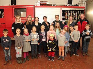 MINDA Cares - Spende für Kinderfeuerwehr Kindergarten group with carers in front of a fire engine