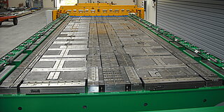 clamping device with flat arrangement of the electro-permanent magnetic clamping platesin the device