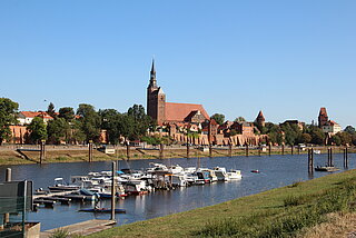 Tangermünde - Elbseite Blick auf die historische Altstadt mit dem Schloß, der St. Stephanskirche und der intakten bis zu 12 m hohen Stadtmauer, im Vordergrund der kleine Sportboothafen