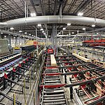 Eine Produktionsstraße in einer Fabrikhalle für Holz