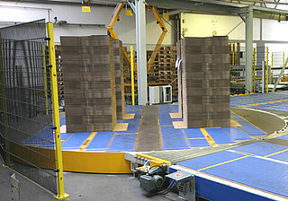 Turntable with two decks (two plastic chain conveyors) Turntable with two decks (two plastic chain conveyors) with two adjacent plastic chain conveyors: On the turntabel there are 4 stacks of corrugated board.