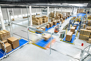 Wellpappenwerk Ein Wellpappenwerk mit einem Förderband zum Transport der Waren