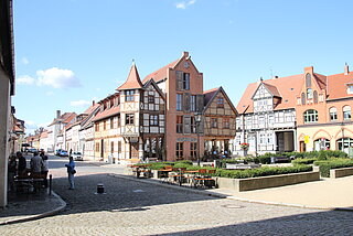 Tangermünde - historische Innenstadt Verschiedene Fachwerkhäuser zieren die Straßen der historischen Innenstadt. Im Zenrum ist ein Hotel mit Gaststätte im mittelalterlichem Flair zu sehen.