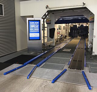 Fahrzeugwäsche Einfahrt in eine Waschstraße