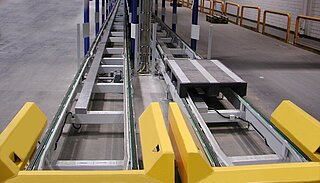 Chain conveyor with support tool by loading and unloading für specific pallets Two Chain conveyors with support tool by loading and unloading für specific pallets side by side; on picture chain conveyors with two chain belts.
